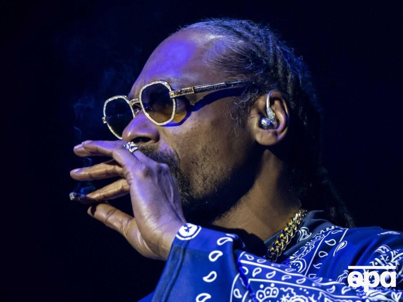 Рэпер Snoop Dogg заявил, что решил бросить курить. СМИ пишут, что речь идет  о марихуане