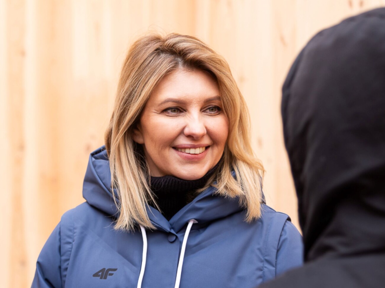 В белых галошах на меху и парке от польского бренда. Первая леди ...