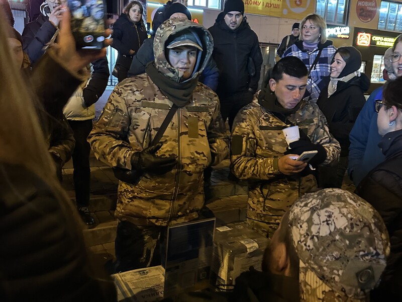 Правоохоронці проводять обшуки у "фонді", який збирає гроші начебто на ЗСУ біля метро в Києві