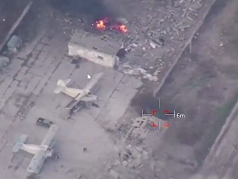 "Камни с неба". СМИ сообщили об ударе по аэродрому оккупантов в Херсонской области, повреждены самолеты 