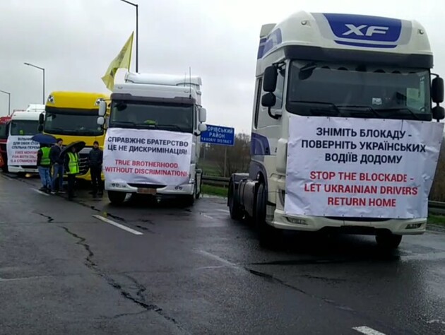 Українські водії влаштували мітинг у відповідь на перекритому кордоні Польщі