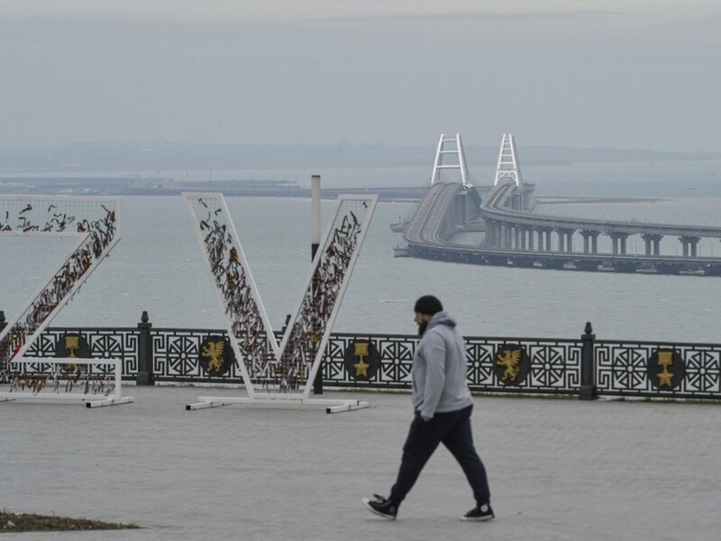 "Абсолютно лишняя конструкция". ГУР снял в Крыму видео рядом с Керченским мостом, пообещав, что "продолжение следует" 