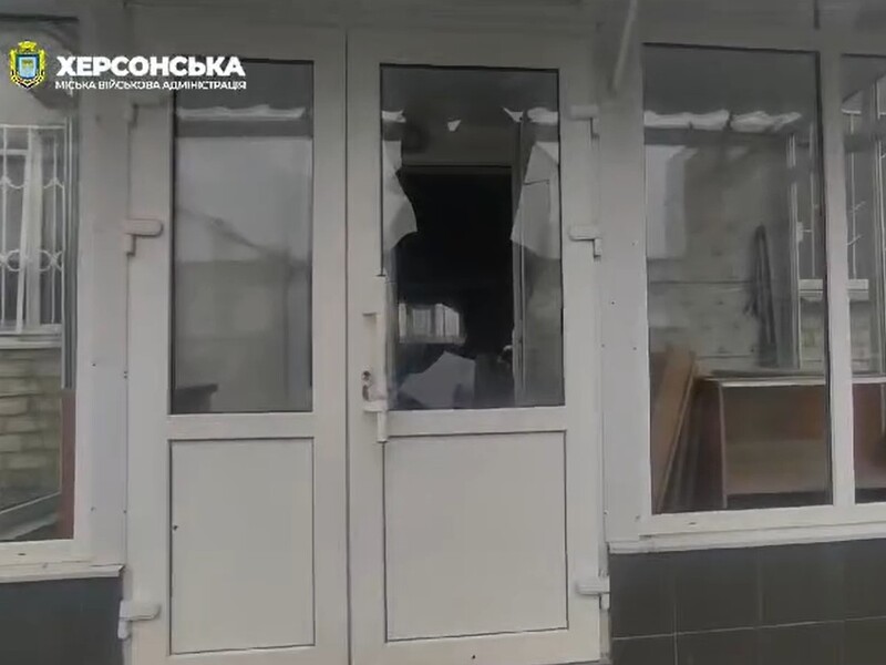 Військові РФ обстріляли гімназію та житлові будинки в центрі Херсона