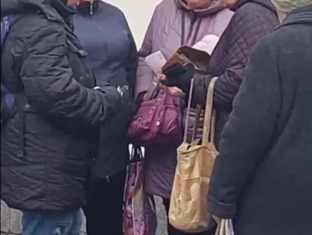 Міськрада Дніпра звернулася до правоохоронних органів після публікації відео з роздаванням грошей мітингувальникам під мерією