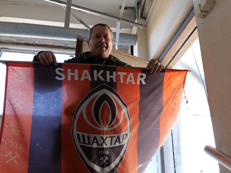 Воїн ЗСУ врятував прапор "Шахтаря" з Авдіївського коксохімічного заводу. Відео