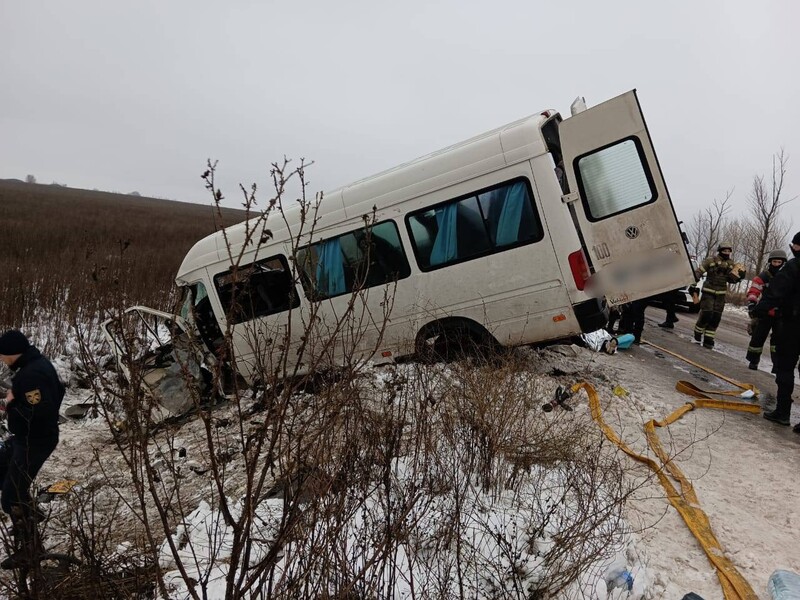 У Харківській області легкова Toyota врізалася у волонтерський автобус. Є загиблий, 18 людей поранено