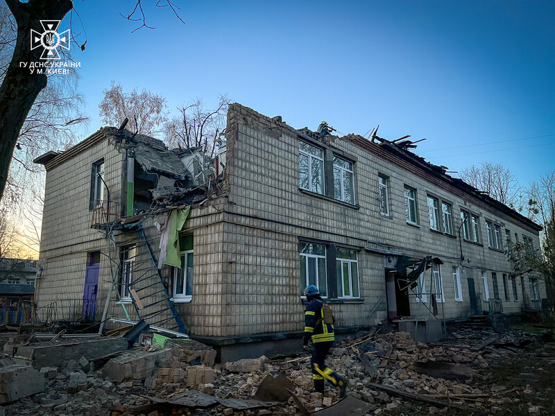 Киев пережил масштабную атаку российскими дронами-камикадзе, падение обломков сбитых целей привело к разрушениям. Фоторепортаж