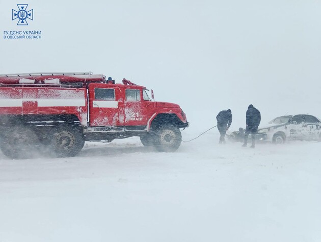 Юг Украины накрыл снежный шторм. Фоторепортаж 