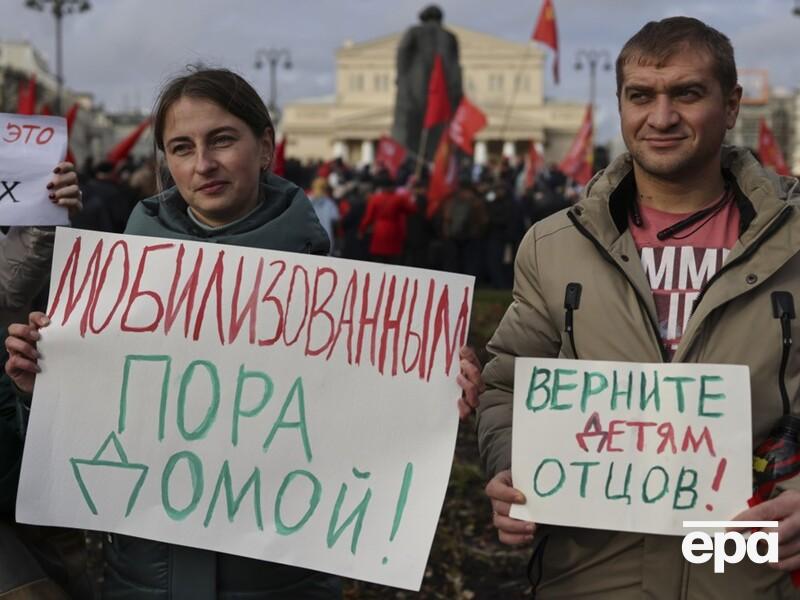 "Нас на...бали и вас на...бут". В России жены мобилизованных выступили против бессрочной мобилизации 