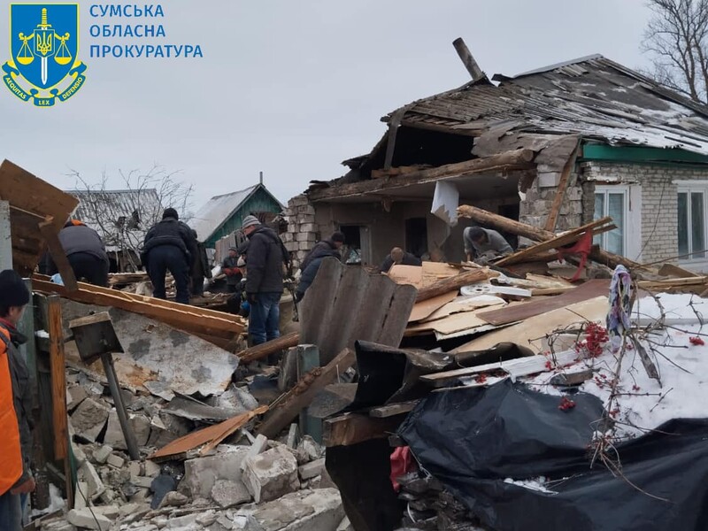 Окупанти двічі обстріляли прикордонне місто в Сумській області, троє людей загинули, зокрема дитина, є поранені. Фото, відео
