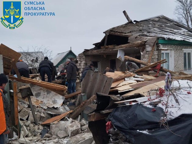 Оккупанты дважды обстреляли приграничный город в Сумской области, три человека погибли, в том числе ребенок, есть раненые. Фото, видео