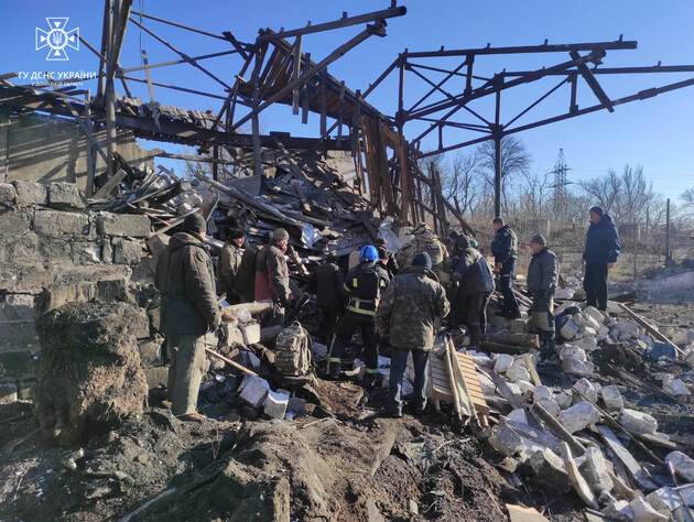 Росіяни скинули дві авіабомби на територію шахти в Торецьку, чотири жінки дістали поранення. Фото, відео