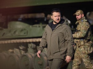 Зеленский приехал на передовой командный пункт сил обороны на купянском направлении и наградил украинских военных