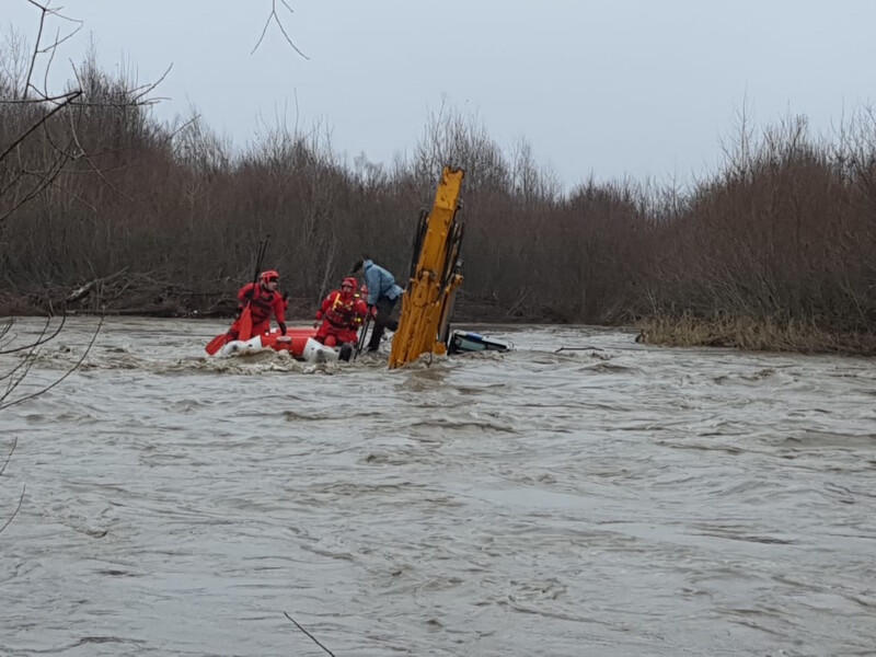 Трактор с двумя людьми упал в реку Черемош в Ивано-Франковской области. Спасатели с помощью катамарана переправили их на берег. Фото, видео
