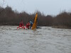 Трактор с двумя людьми упал в реку Черемош в Ивано-Франковской области. Спасатели с помощью катамарана переправили их на берег. Фото, видео