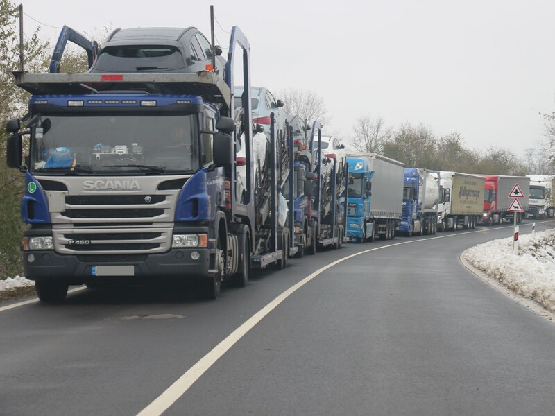 СМИ пишут, что Венгрия начала блокировать украинские грузовики на границе со Словакией. В Венгрии говорят, что пробки возникли из-за блокады Словакии и Польши
