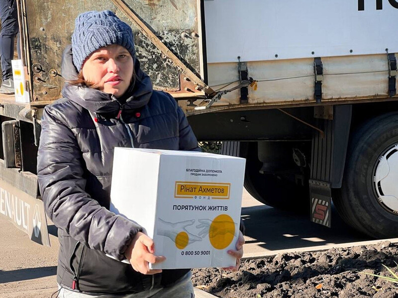 Жители прифронтового Мирнограда продолжают получать продуктовые наборы от Фонда Рината Ахметова