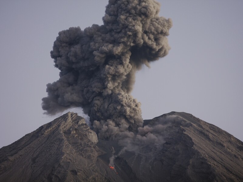 В Індонезії почалося виверження вулкана Мерапі. Зниклими безвісти вважають 42 туристів