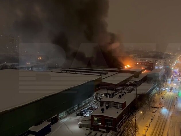 В Москве загорелись склады завода по производству спецавтомобилей. Видео