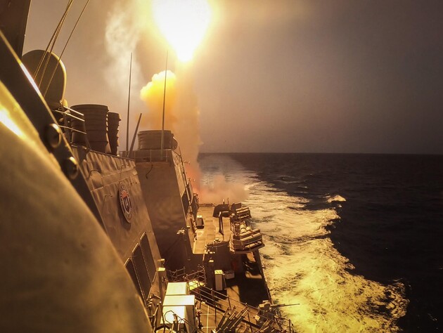 У Червоному морі хусити атакували цивільні судна та есмінець США, американські військові збили дві цілі – ЗМІ