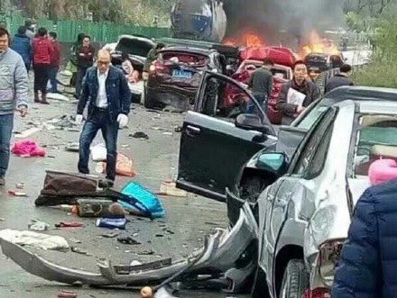 В Китае столкнулись 19 автомобилей, погибли шесть человек 