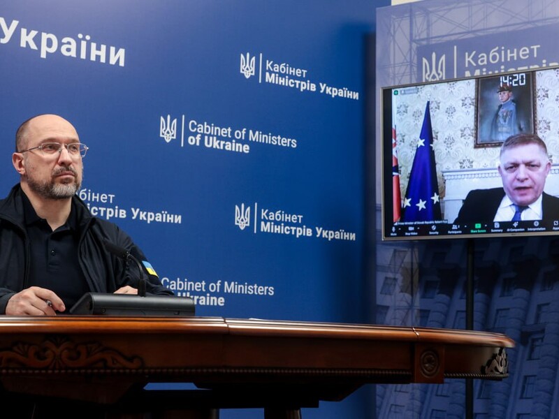 Шмыгаль впервые поговорил с новым премьером Словакии. Фицо заявил, что не верит "в военное решение конфликта в Украине"