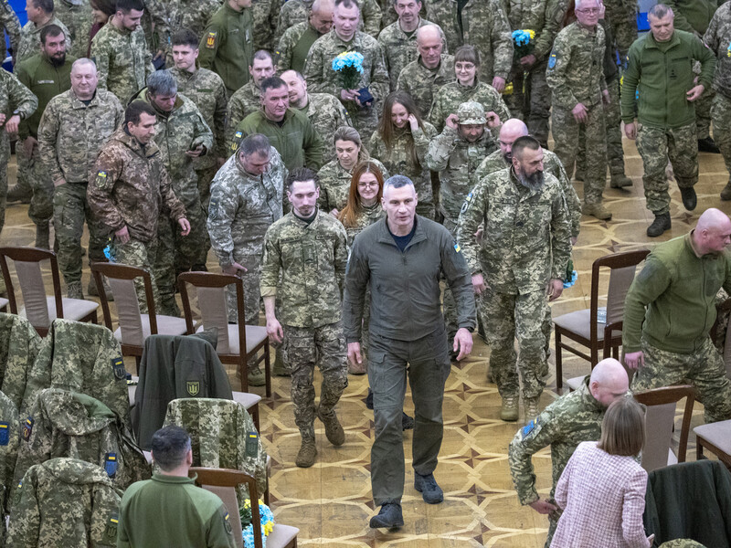 Кличко в День ВСУ наградил военнослужащих бригад киевской теробороны