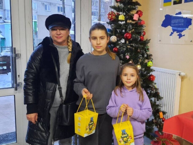 Діти з Маріуполя, які проживають у Тернополі та Хмельницькому, отримали вітання з новорічними святами від Фонду Ріната Ахметова