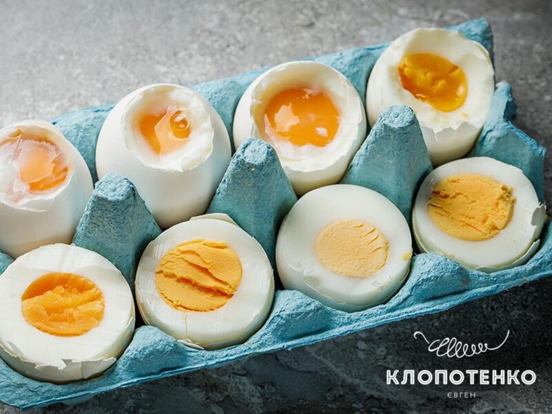 Як приготувати яйця круто. Експерт показав, який вигляд має жовток за одну, три, п'ять, сім, дев'ять хвилин після приготування. Фото