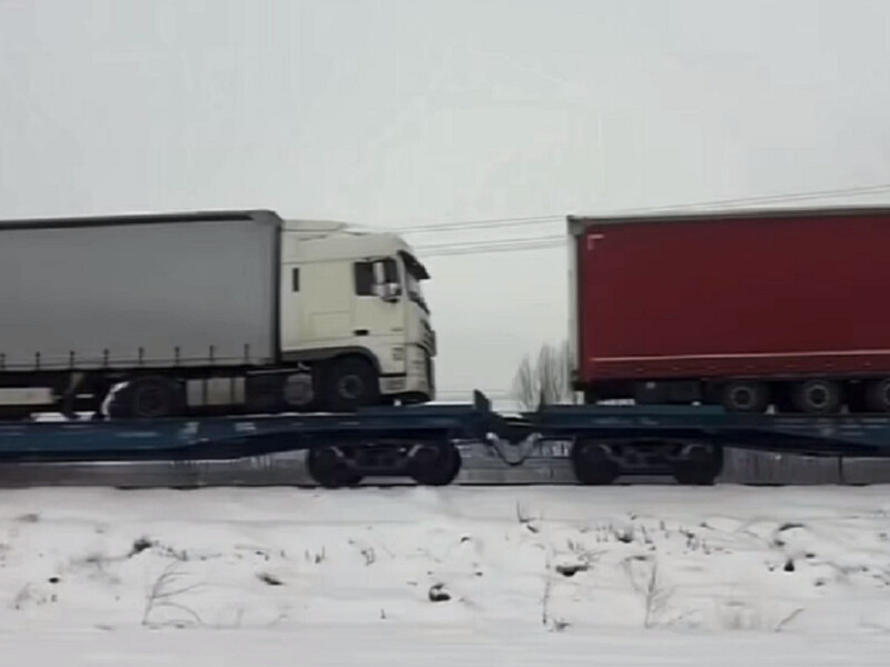В "Укрзалізниці" объявили о планах возвращать в Украину фуры на железнодорожных платформах. Видео