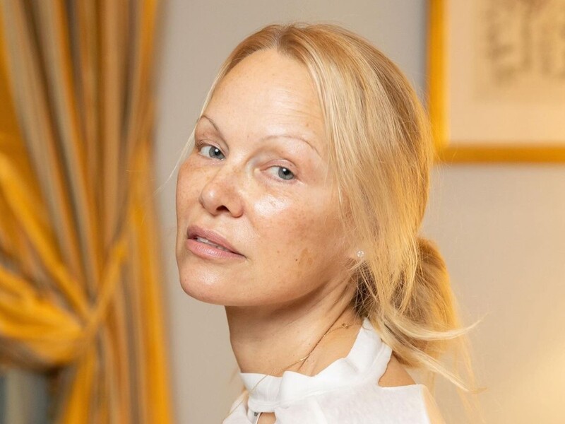 56-летняя Памела Андерсон появилась на вечеринке в Лондоне без макияжа. В комментарии Vogue звезда объяснила свое решение