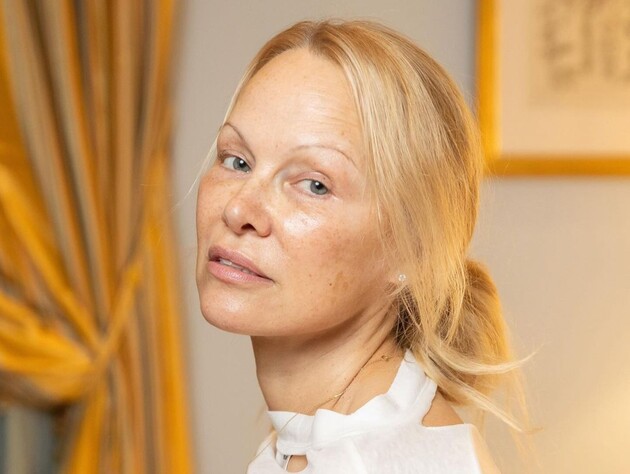 56-летняя Памела Андерсон появилась на вечеринке в Лондоне без макияжа. В комментарии Vogue звезда объяснила свое решение