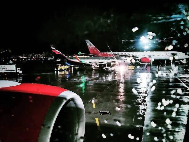 В РФ самолет со 111 пассажирами на борту совершил аварийную посадку после разгерметизации салона. Это 11-й инцидент с российскими авиакомпаниями в декабре