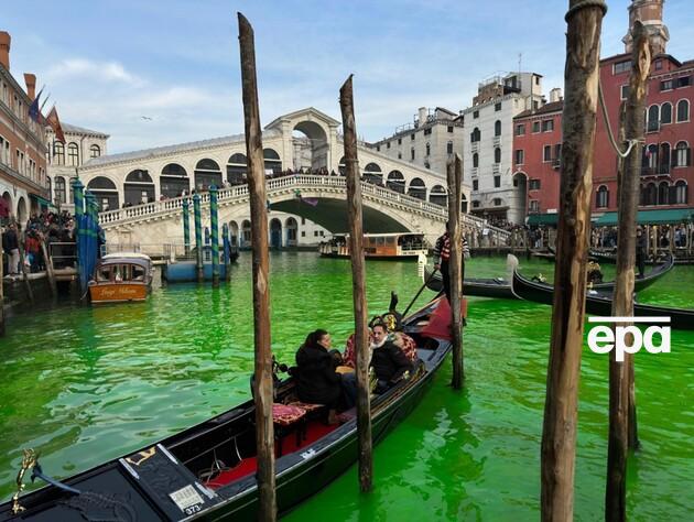 В Италии экоактивисты окрасили воду в реках и каналах пяти городов в зеленый цвет в знак протеста