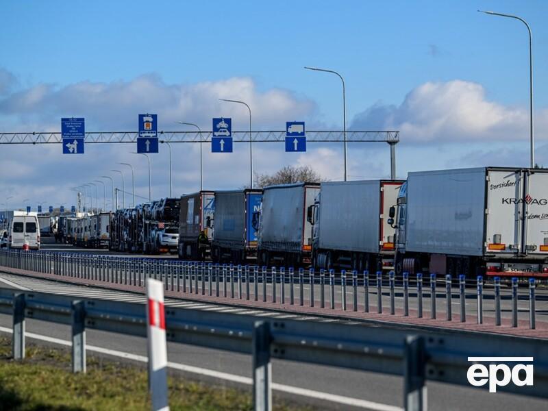 Партия грузовиков, которую везли из Украины по железной дороге, чтобы обойти блокировку границы, прибыла в Польшу