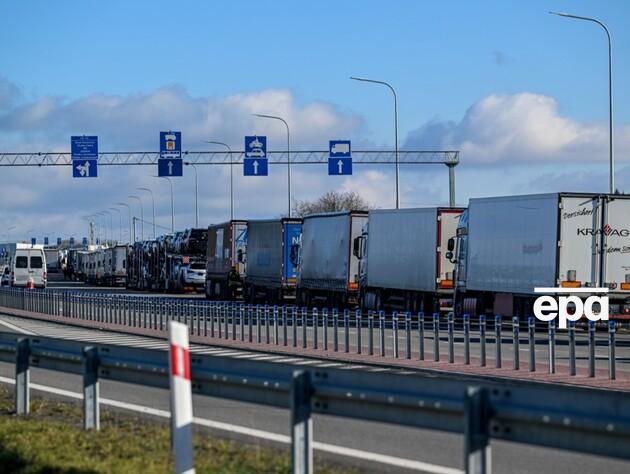 Партия грузовиков, которую везли из Украины по железной дороге, чтобы обойти блокировку границы, прибыла в Польшу
