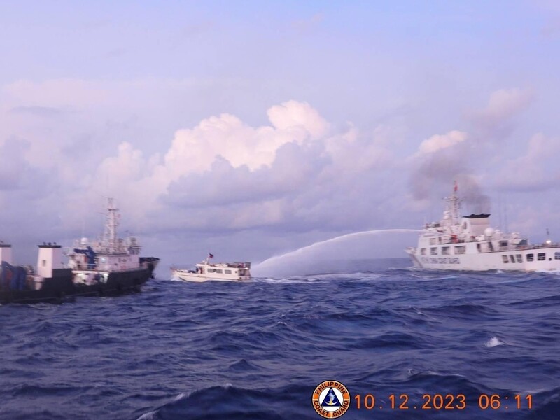 В Южно-Китайском море возле спорного острова китайские корабли облили из водомета филиппинское судно. Видео