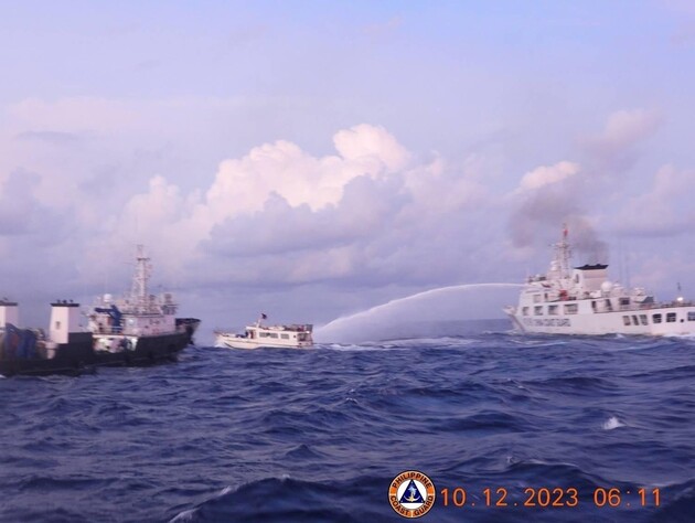В Южно-Китайском море возле спорного острова китайские корабли облили из водомета филиппинское судно. Видео