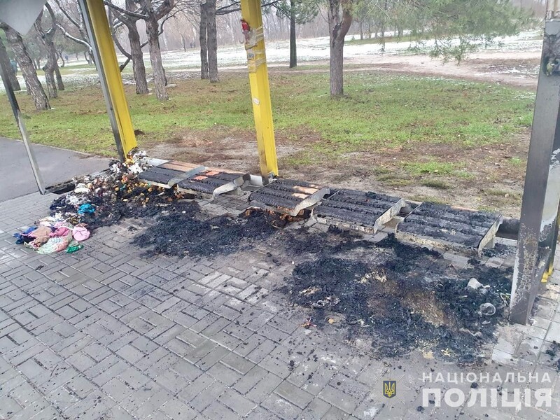 В Днепре сгорел мемориал жертвам российского ракетного удара. Полиция открыла уголовное производство, есть несколько версий