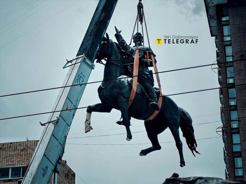 В Киеве демонтировали памятник Щорсу на коне. Фоторепортаж