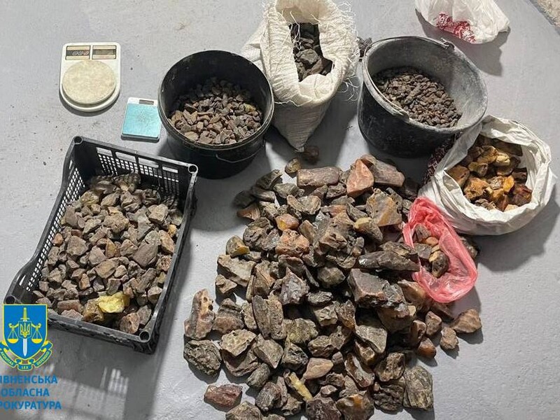 В Ровенской области у незаконных копателей изъяли янтарь на 4,5 млн грн. В полиции заявили, что в группировку входил местный депутат