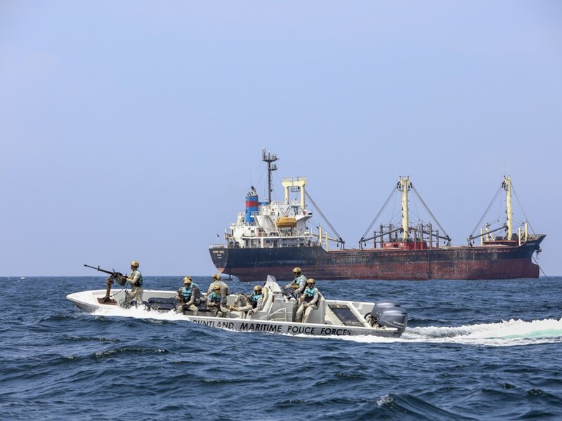 Хуситы попали крылатой ракетой по танкеру в Красном море