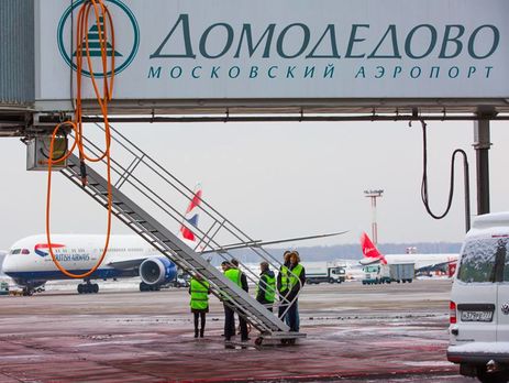 В московском аэропорту Домодедово самолет столкнулся с автопогрузчиком