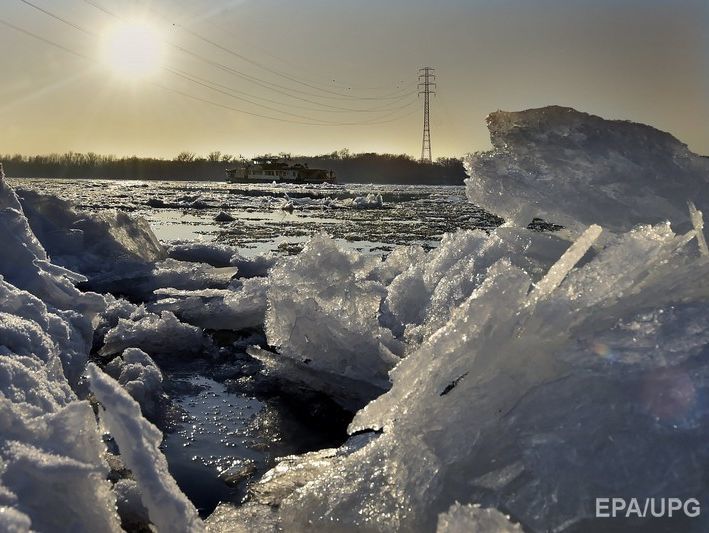 В Румынии на реке Дунай корабль застрял во льдах. Видео