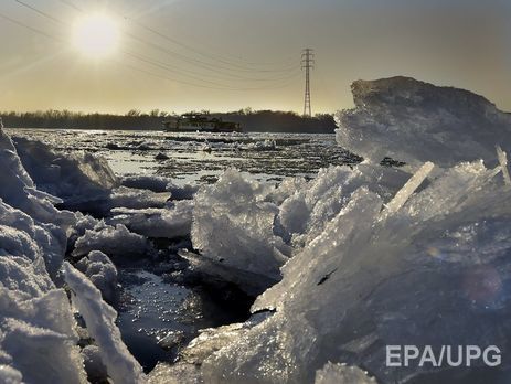 В Румынии на реке Дунай корабль застрял во льдах. Видео