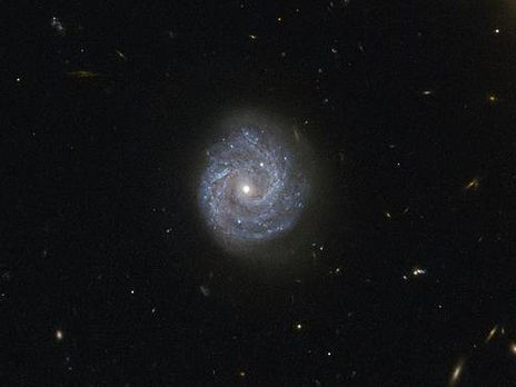 Hubble сфотографировал необычную спиральную галактику в созвездии Девы