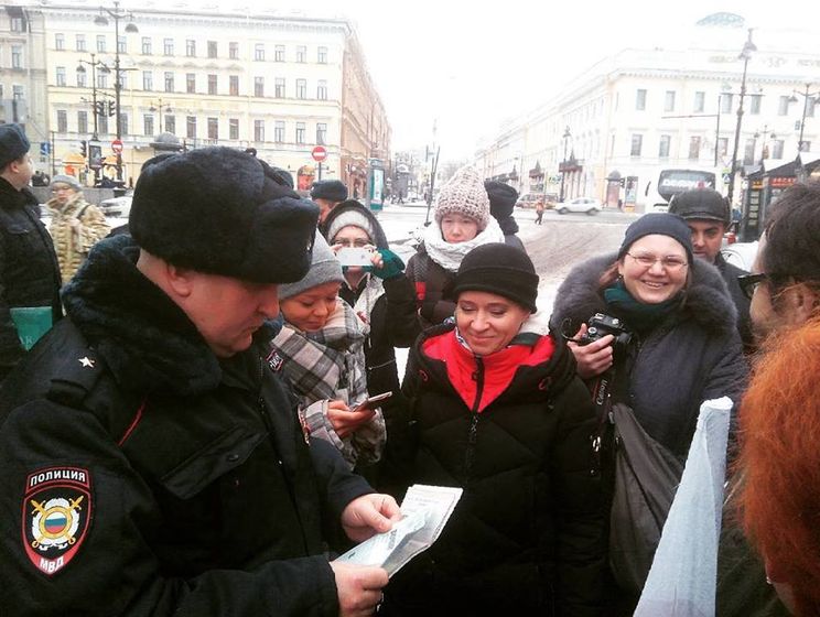 В Санкт-Петербурге полиция задержала режиссера и актрису "Театра.doc" во время спектакля