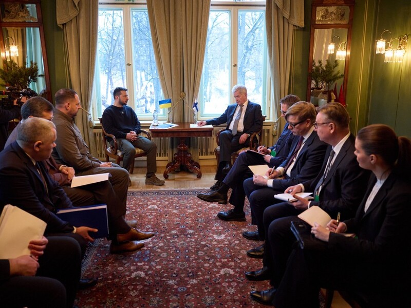 Зеленский в ходе встречи с президентом Финляндии поблагодарил за удвоение производства артснарядов для Украины