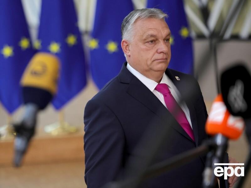 Орбан заявив, що не брав участі в ухваленні рішення про початок переговорів щодо членства України в ЄС. ЗМІ пишуть, що він вийшов із зали