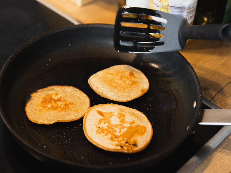 Оладьи на кефире и дрожжах: как приготовить вкусный завтрак